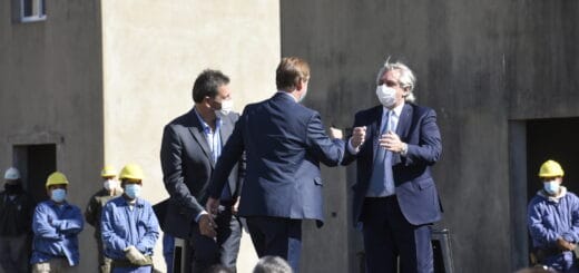 alt_"en la imagen puede verse en el centro al gobernador de Entre Ríos yendo a saludar al presidente de la Nación, a su lado está el presidente de la Cámara de Diputados; detrás de todo cinco obreros de la construcción con sus cascos de seguridad y las paredes de unos inmuebles"