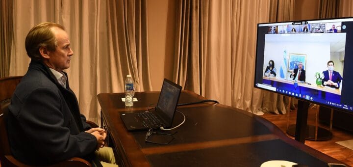 alt="en la imagen puede verse al gobernador de entre ríos en teleconferencia"
