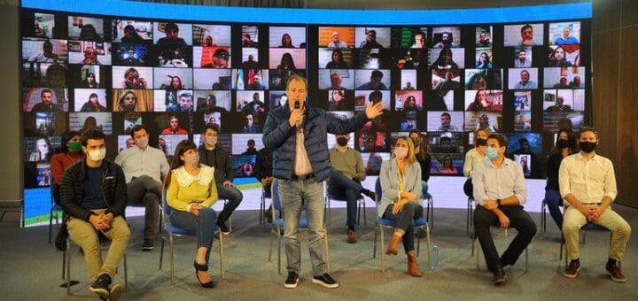 alt="en la imagen puede verse al gobernador Bordet hablando en un acto"