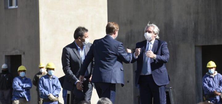 alt_"en la imagen puede verse en el centro al gobernador de Entre Ríos yendo a saludar al presidente de la Nación, a su lado está el presidente de la Cámara de Diputados; detrás de todo cinco obreros de la construcción con sus cascos de seguridad y las paredes de unos inmuebles"