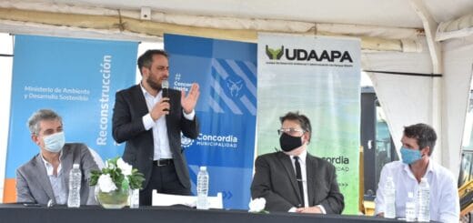 alt="Habla el ministro Cabandié durante la puesta en marcha de la obra de transformación del Campo El Abasto"