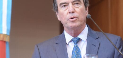 alt="en la fotografía puede verse a Emilio Castrillón"