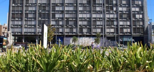 alt="en la imagen, el frente de un edificio de varios pisos y con muchas ventanas"