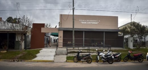 alt="uno de los dos nuevos edificios escolares"