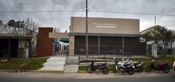 alt="uno de los dos nuevos edificios escolares"