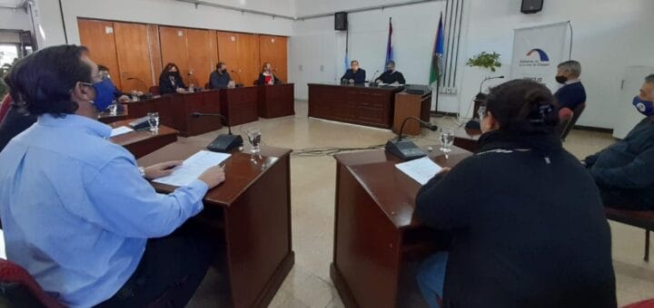 alt="en la imagen puede verse a nueve personas sentadas en sus bancas de la sala de sesiones del concejo deliberante de chajarí"