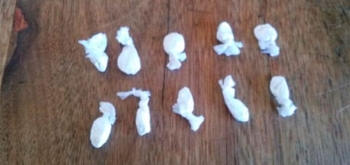 alt="en la imagen puede verse cocaína fraccionada para la venta"