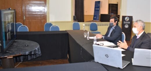 alt="en la imagen pueden verse a dos personas participando de una teleconferencia"