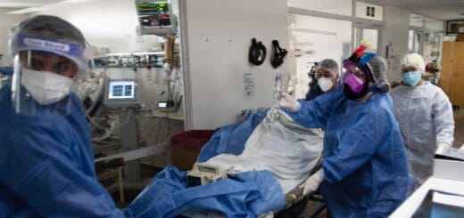 alt="en la imagen se ve la atención de un paciente en una sala de terapia intensiva"