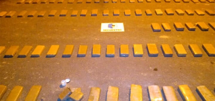 alt="en la imagen puede verse gran cantidad de envoltorios conteniendo marihuana"