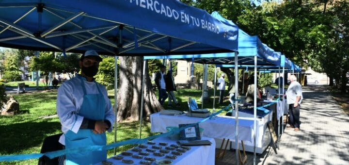 alt="en la fotografía puede verse el puesto de un emprendedor en la plaza 25 de Mayo de Concordia"