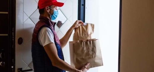 alt="un joven realiza una entrega a domicilio"