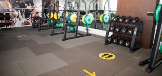 alt="en la imagen puede verse un gimnasio vacío"