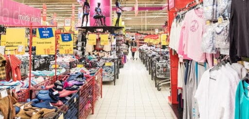 alt="en la imagen puede verse el sector de indumentaria en un comercio de grandes dimensiones"