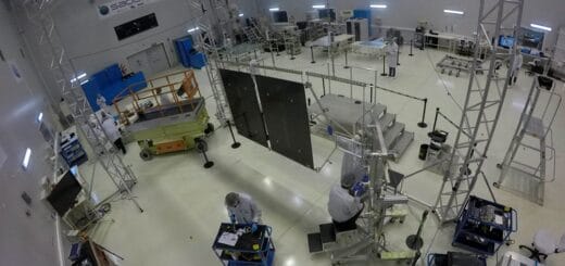alt="en la imagen puede verse el interior de un salón de trabajo de una empresa de tecnología aeroespacial"