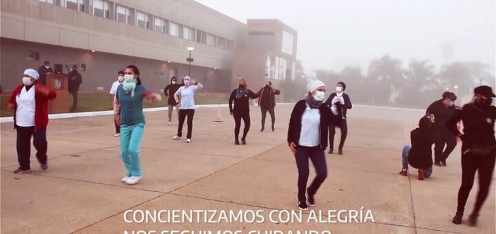 alt="en la fotografía puede verse a varias personas bailando en un estacionamiento"