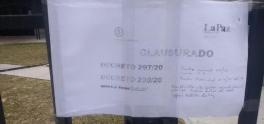 alt="en la imagen puede verse una faja de clausura en el portón de una iglesia bautista de La Paz"