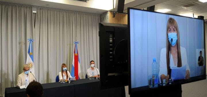 alt="conferencia de prensa de la ministra Sonia Velázquez, con el secretario de Políticas de Salud y Bienestar, Guillermo Zanuttini y el director General de Epidemiología, Diego Garcilazo"