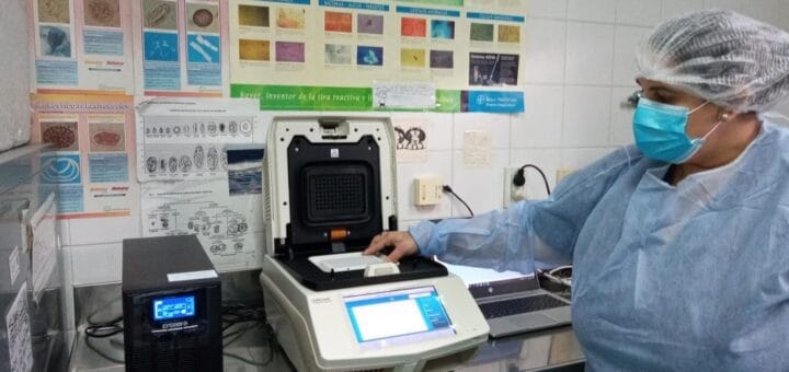 alt="una mujer analiza una muestra en el laboratorio de biología molecular del hospital Masvernat"