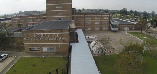 alt="en la imagen, un edificio de varios cuerpos, en el del frente puede verse la leyenda hospital delicia concepción masvernat"