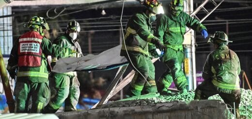 alt="bomberos rescatan a una víctima de accidente ferroviario"