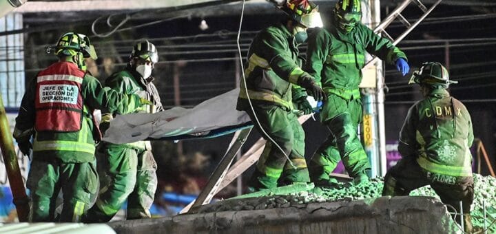 alt="bomberos rescatan a una víctima de accidente ferroviario"