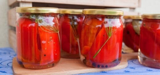 alt="en la imagen pueden verse frascos de morrones en conserva"