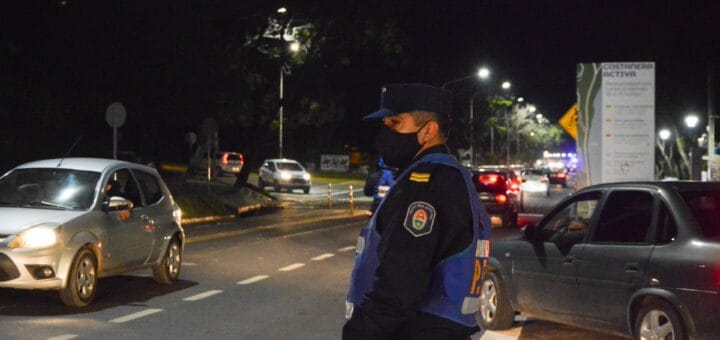 alt="en la imagen puede verse a un policía durante un operativo de control vehicular"