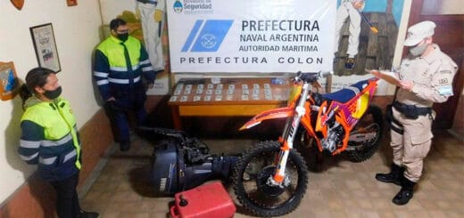 alt="Personal de la Prefectura Naval Argentina detuvo a tres hombres por contrabando de divisas desde Uruguay a Argentina"