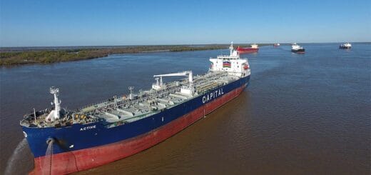 alt="puede verse a cinco barcos navegando por un río"