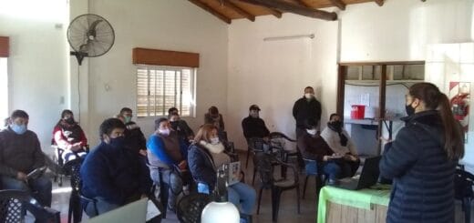 alt="personas participando de un curso atienden explicaciones de una capacitadora"