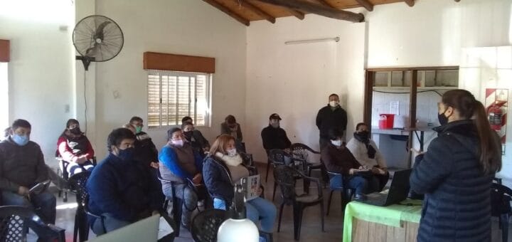 alt="personas participando de un curso atienden explicaciones de una capacitadora"