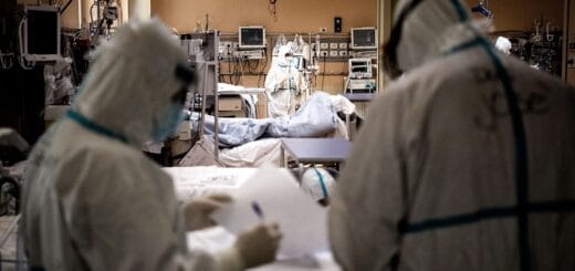 alt="en la imagen, una sala de terapia intensiva con un paciente en una cama y tres integrantes del equipo de sanitario"