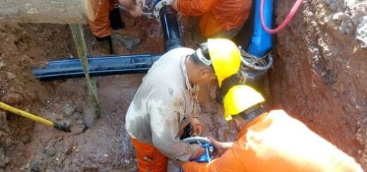 alt="obreros trabajando en una red de agua potable"