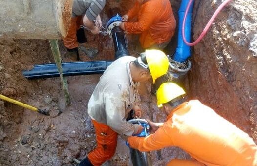 alt="obreros trabajando en una red de agua potable"