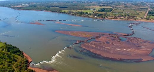 alt="en la fotografía puede verse un curso de agua con rápidos e islas"
