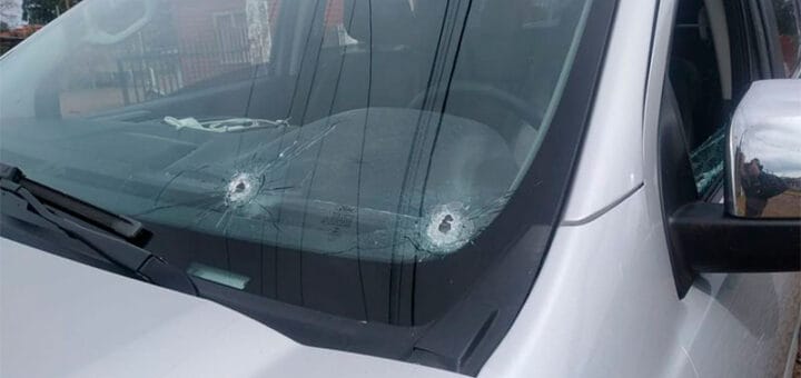 alt="en la imagen puede verse el parabrisas de una camioneta con varios impactos de bala"