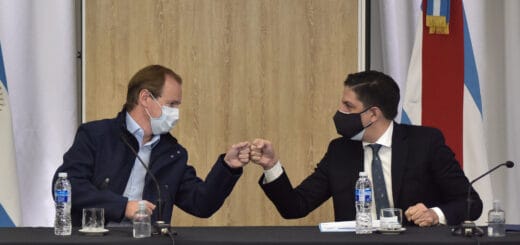 alt="El gobernador Bordet choca un puño con el ministro Trotta en Paraná"