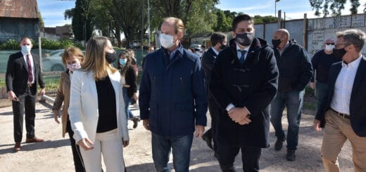 alt="En primer plano, de izquierda a derecha, la vicegobernadora Laura Stratta, el gobernador Gustavo Bordet y el ministro Nicolás Trotta"