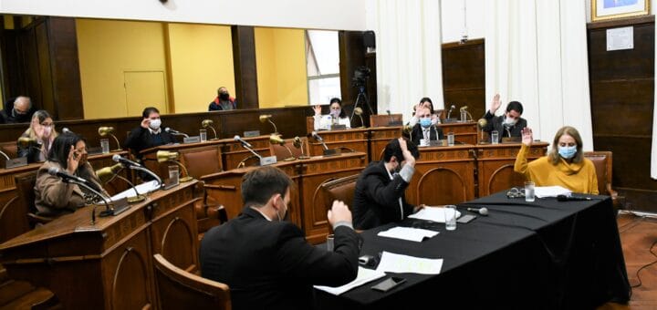 alt="en la imagen, concejales de concordia aprueban una ordenanza"