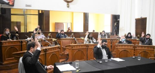 alt="en la imagen, varios concejales levantan la mano aprobando una ordenanza"