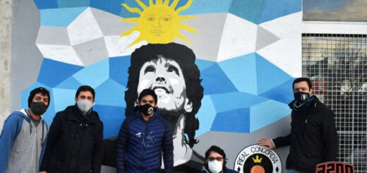 alt="en la imagen, el mural de diego maradona, junto al sus autores y otras personas"