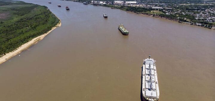 alt="en la imagen pueden verse barcos navegando por el río Paraná"