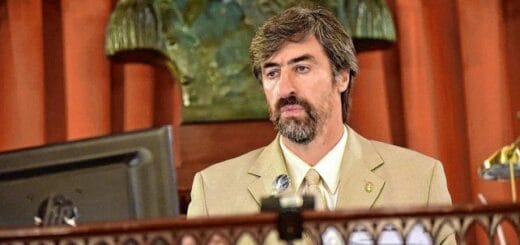 alt="en la imagen, un hombre observa una pantalla de computador"