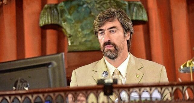 alt="en la imagen, un hombre observa una pantalla de computador"