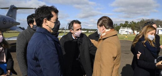 alt="en la foto puede verse la cola de un avión, el gobernador bordet y los ministros nacionales"