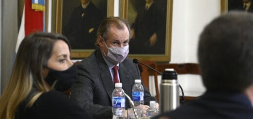 alt="en la imagen puede verse al gobernador, a la vicegobernadora y a parte de una persona de espaldas"