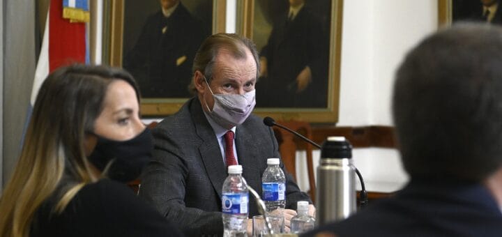 alt="en la imagen puede verse al gobernador, a la vicegobernadora y a parte de una persona de espaldas"