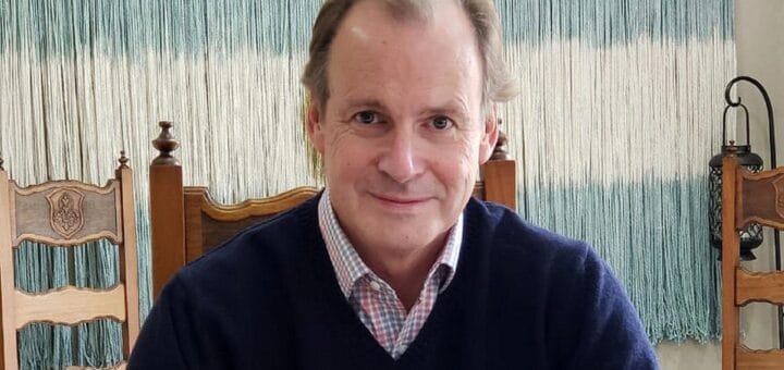 alt="en la imagen puede verse, sentado, al gobernador Gustavo Bordet"