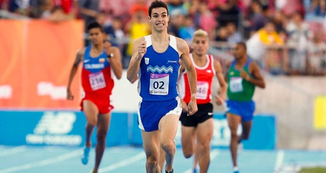 alt="en la imagen, en primer lugar el atleta Federico Bruno liderando una carrera, lo persiguen otros tres competidores"